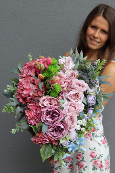 Pink Omnia, nagrobna dekoracja serce w skrzynce