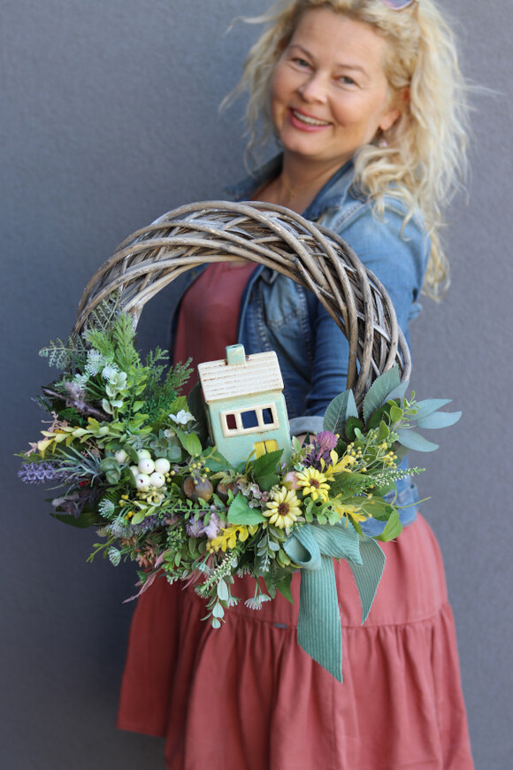 Domek na Wsi, wianek dekoracyjny z porcelanową figurką