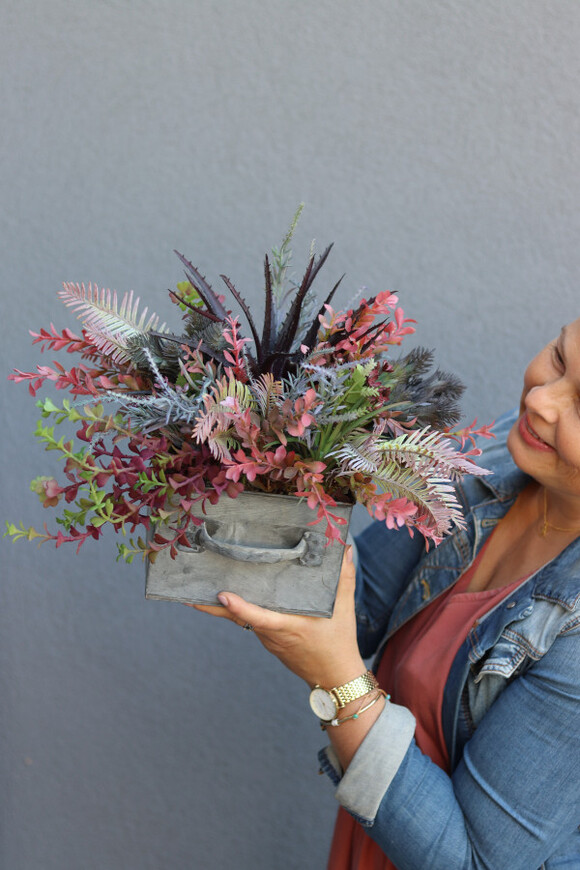 Veroni, kompozycja kwiatowa w metalowej szufladzie