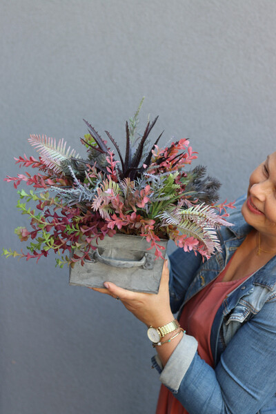 Veroni, kompozycja kwiatowa w metalowej szufladzie