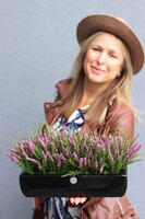 Wrzosy Cipriano 3, kompozycja kwiatowa w czarnej donicy