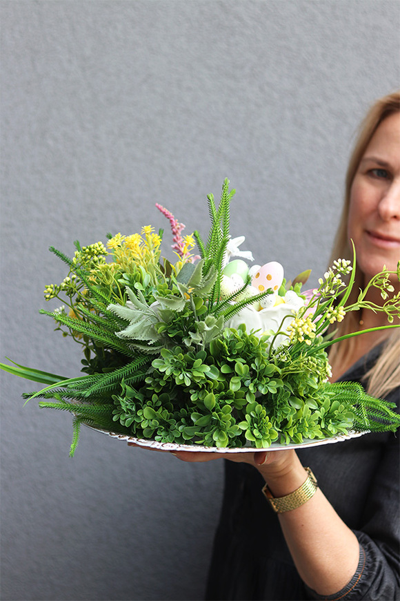 Delicatne Pudry, stroik wielkanocny na talerzu