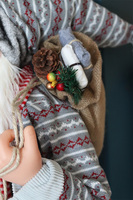 duża figurka / miękki stojący Mikołaj z nartami i szalikiem