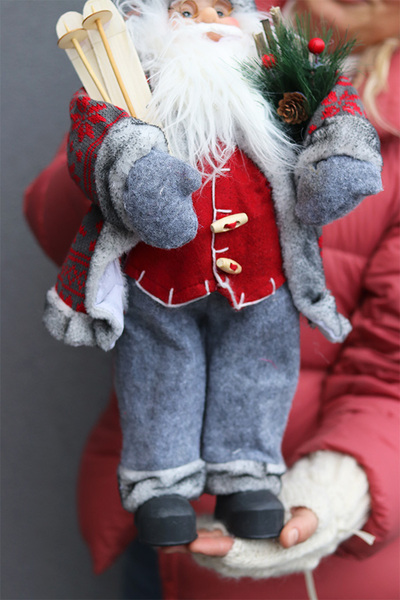 duża figurka / miękki stojący Mikołaj Skandi z nartami
