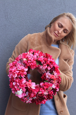 OD RĘKI Flowersi Bellana, różowy wianek dekoracyjny na drzwi, śr.40cm