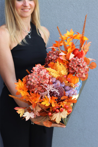 Jesienne Promienie B, kompozycja kwiatowa w złotej osłonce, wym.44x60cm