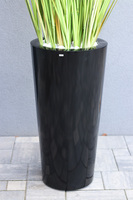 Grande Fiberglass Black Cottage, sztuczna trawa w donicy