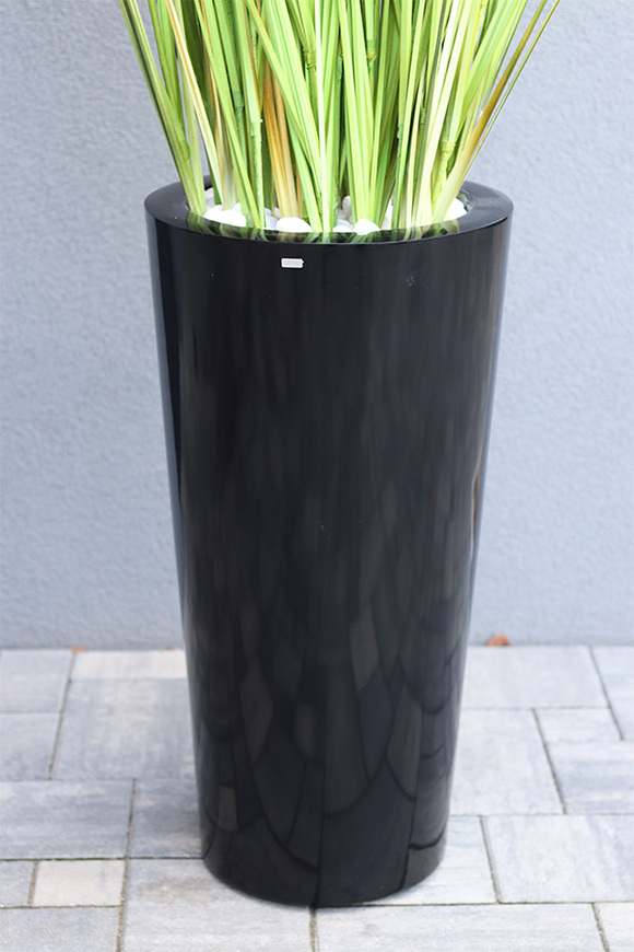 Grande Fiberglass Black Cottage, sztuczna trawa w donicy