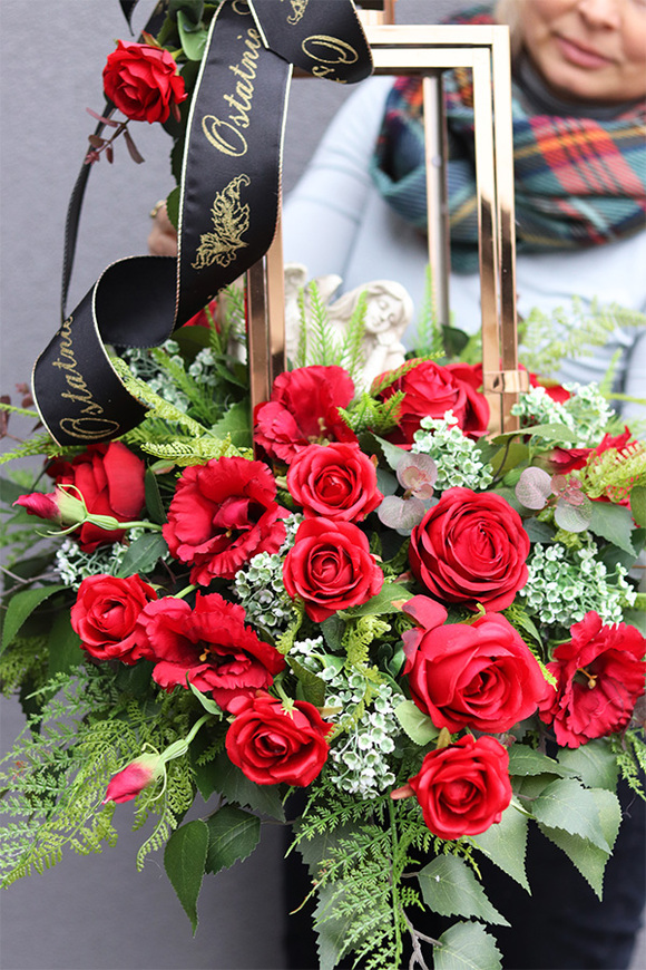 Red Angelo Garden, kompozycja nagrobna w złotym lampionie