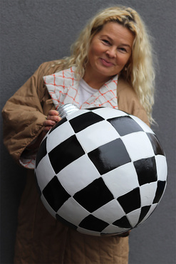 OD RĘKI Winter Ball, figurka bombka ceramiczna F, wym.39x41.5cm