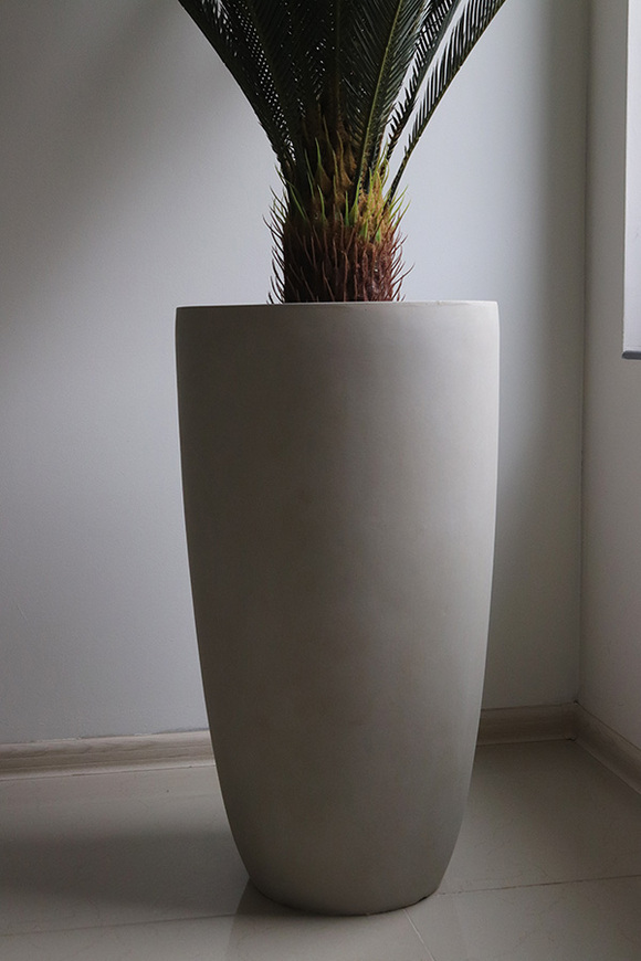 Cykas Ibis Concrete, sztuczna roślina w betonowej donicy