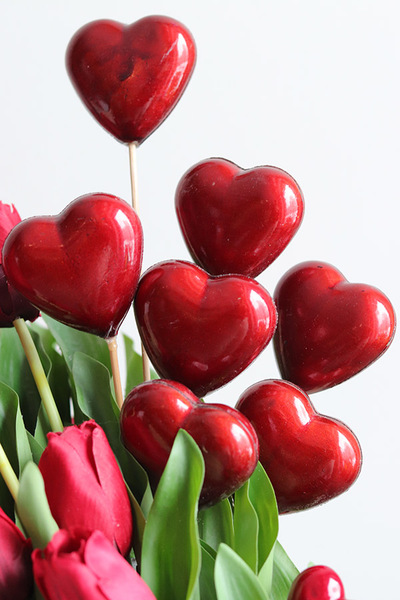 Kokarda Amore, walentynkowa kompozycja z czerwonych tulipanów