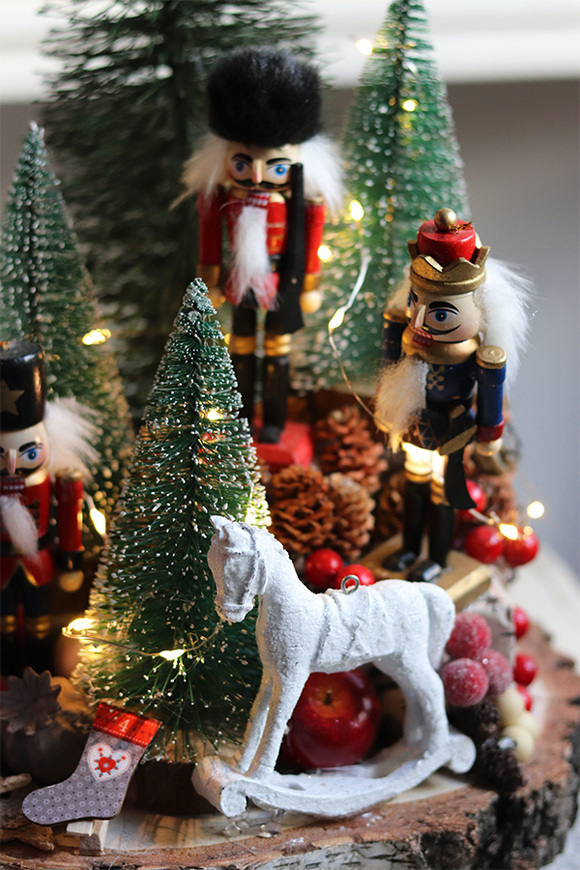 Dziadki w Lesie, scenka świąteczna na brzozie