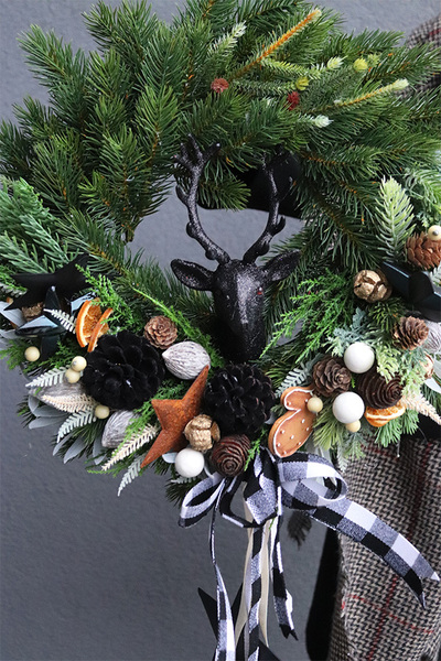 Czarny Renifer Industrial, wianek świąteczny