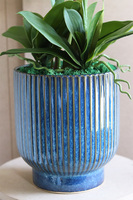 Deep Blue Midi, sztuczny storczyk w granatowej donicy