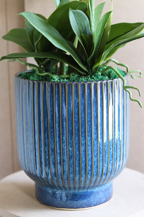 Deep Blue Midi, sztuczny storczyk w granatowej donicy