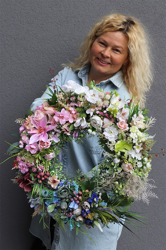 Leosi Hills, wianek na drzwi z polnymi kwiatami