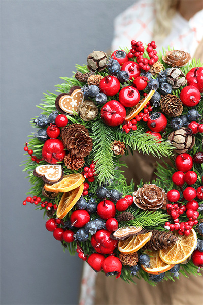 Wigilia Piernikowa 3, świąteczny wianek z szyszkami, śr.28cm 