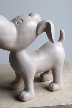 Dog in the Fog, figurka pies reksio A, beżowy, wys.27cm 