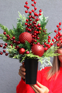 Zima w Czerwieni, świąteczny bukiet nagrobny we wkładzie, wys.50cm