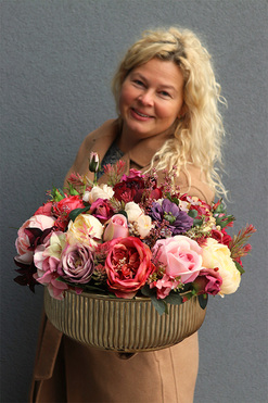 Bellissa, kompozycja kwiatowa w złotej misie, wym.29x40cm