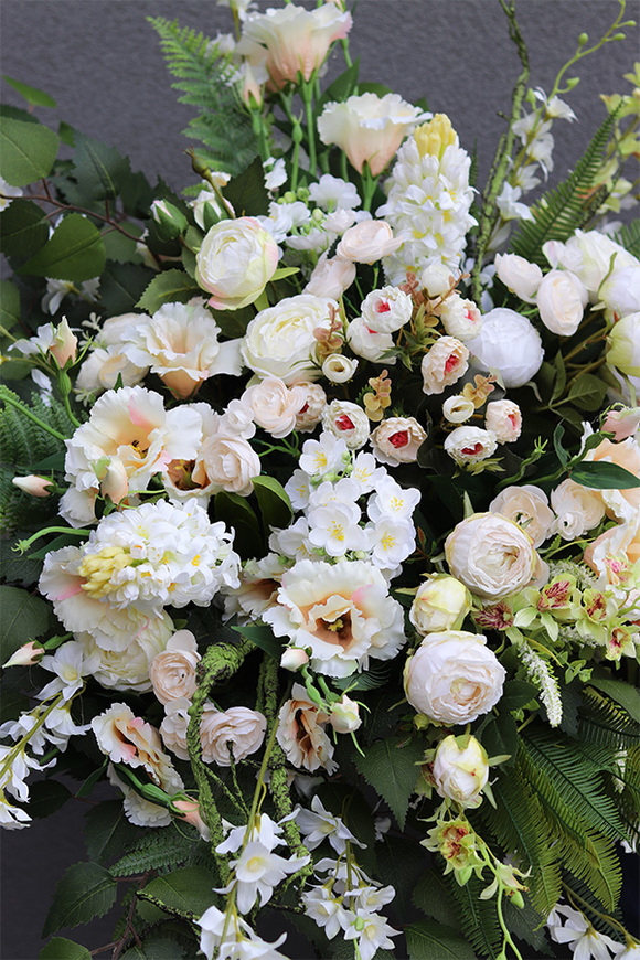 Biel Exclusive 2, kompozycja nagrobna w misie