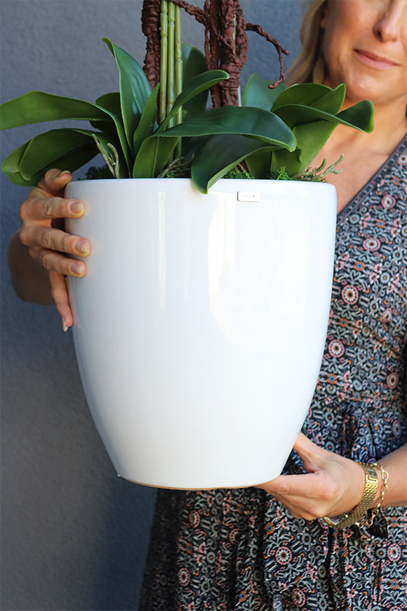 Aubergine New, sztuczny storczyk w białej donicy