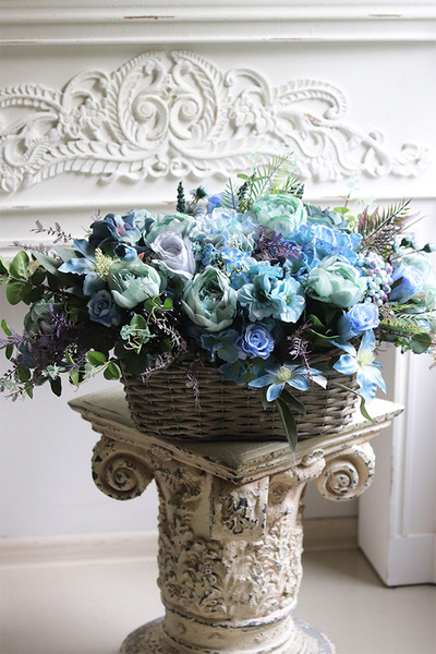 Blue Flowers, kompozycja kwiatowa w koszu