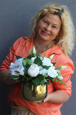 Bella Bianco, kompozycja kwiatowa w złotym naczyniu, wys.28x40cm