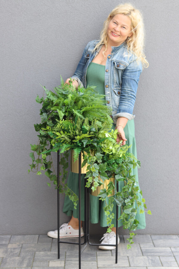 In The Jungle, zielona dekoracja w złotym kwietniku