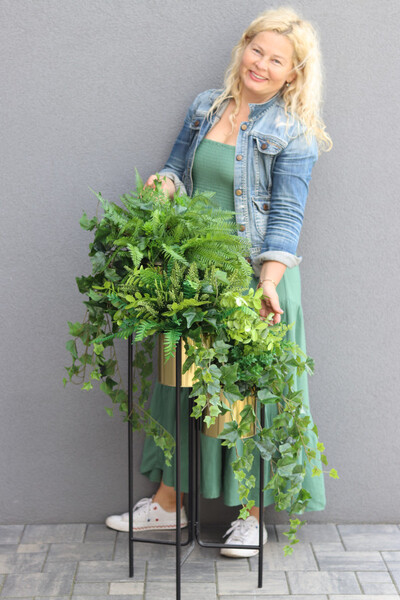 In The Jungle, zielona dekoracja w złotym kwietniku