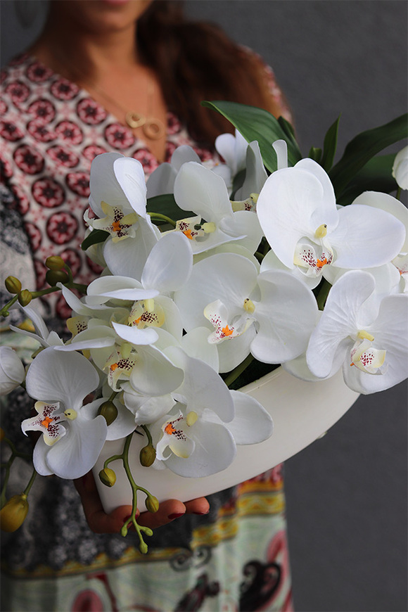 Dekoria Orchidelia 2, kompozycja z orchideą w podłużnym naczyniu