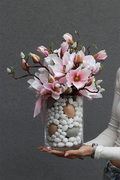 Magnolie Sweet Pink 4, wielkanocna kompozycja kwiatowa w szkle, wym.41x30cm