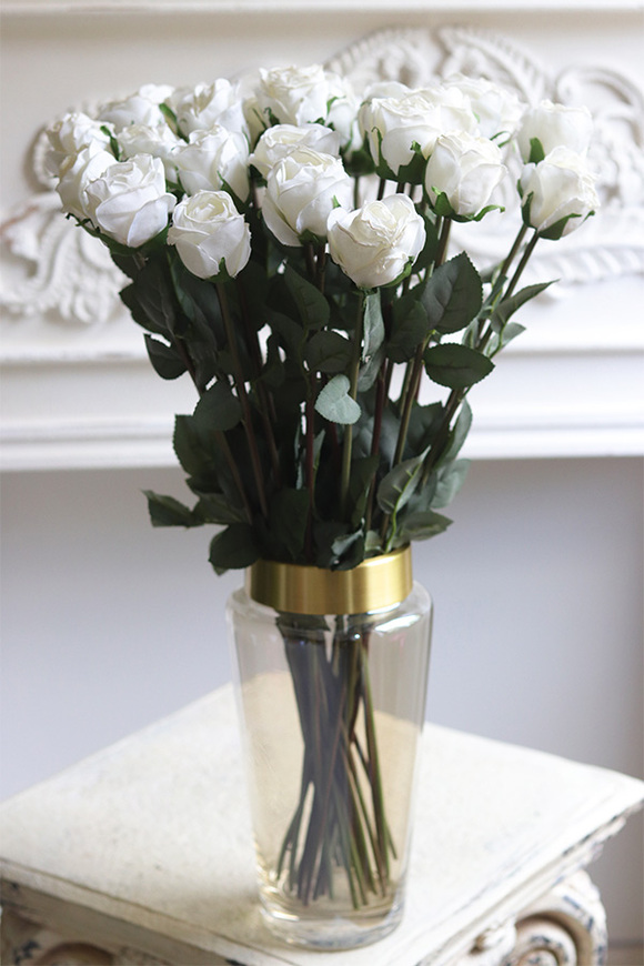 White Roses, kompozycja kwiatowa róże w wazonie