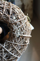 Brokatowy, zimowy drewniany wianek z kuleczkami, śr.34cm