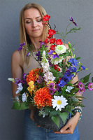 Summer Volcan, kwiaty w ciężkim naczyniu