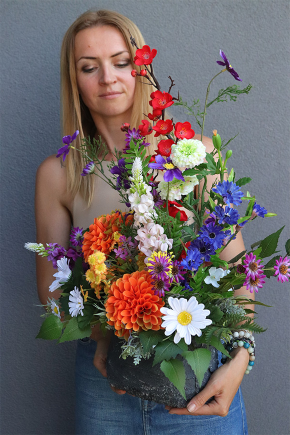 Summer Volcan, kwiaty w ciężkim naczyniu