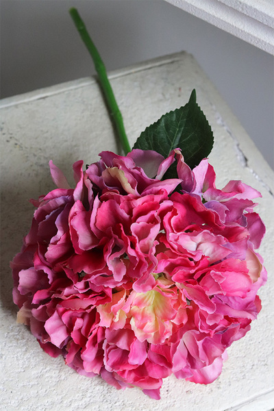 Pink Hydrangea, gałązka sztucznej hortensji z listkami