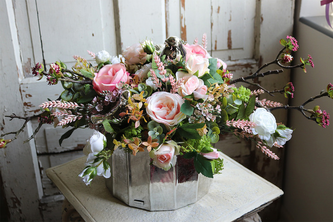 kompozycja kwiatowa w srebrnym pucharze, Silver Pinko Pear, wym.32x50cm 