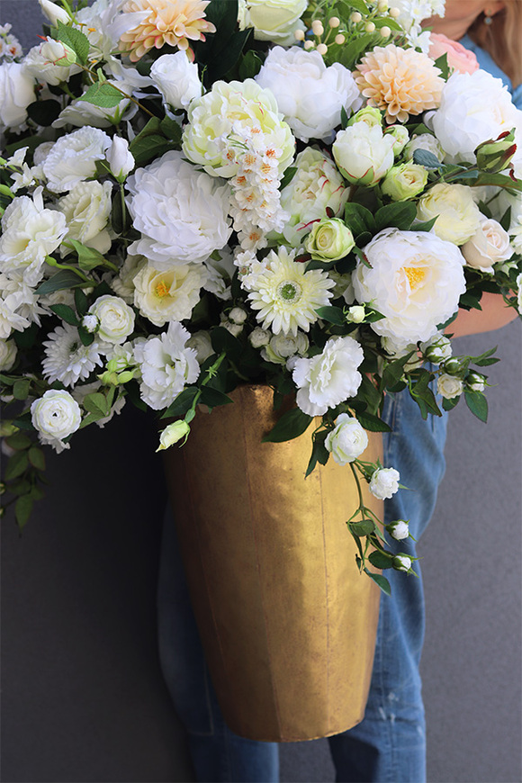 Sakramento Złota Bajka, kompozycja kwiatowa w złotym naczyniu, wym.115x100cm 