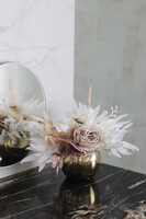 Laguel November Gold, kompozycja kwiatowa w naczyniu