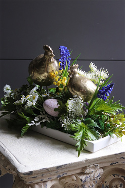 Złota Para Resta, stroik wielkanocny z kurami i szafirkami, wym.22x39x17cm 