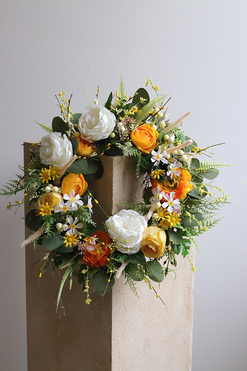 OD RĘKI Goldenira, żółty wianek na drzwi z kwiatami, rozp.56cm