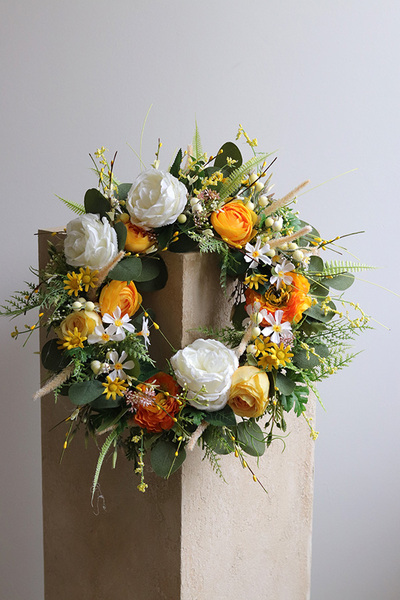 Goldenira, żółty wianek na drzwi z kwiatami