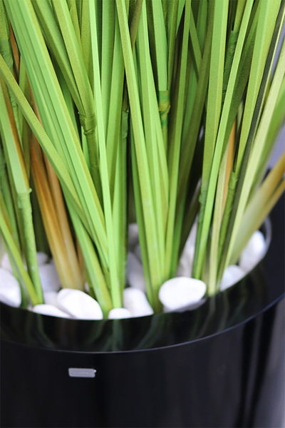 Grande Fiberglass Black Cottage, sztuczna trawa w donicy