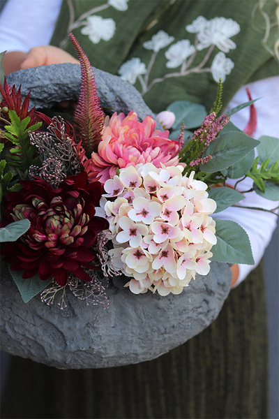 Poletra Volcan, kompozycja kwiatowa w ciężkim koszu