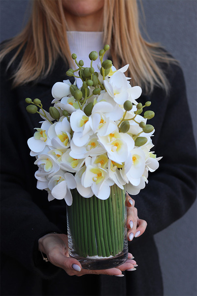 Orchids De Lux 2, bukiet białych kwiatów w szklanym wazonie
