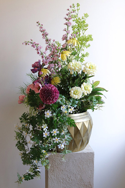 Spring GoldLine, dekoracja kwiatowa w koszu