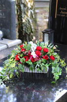 Anielska Czerwień, dekoracja nagrobna z aniołem