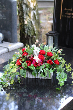 Anielska Czerwień, dekoracja nagrobna z aniołem, wym.30x48cm